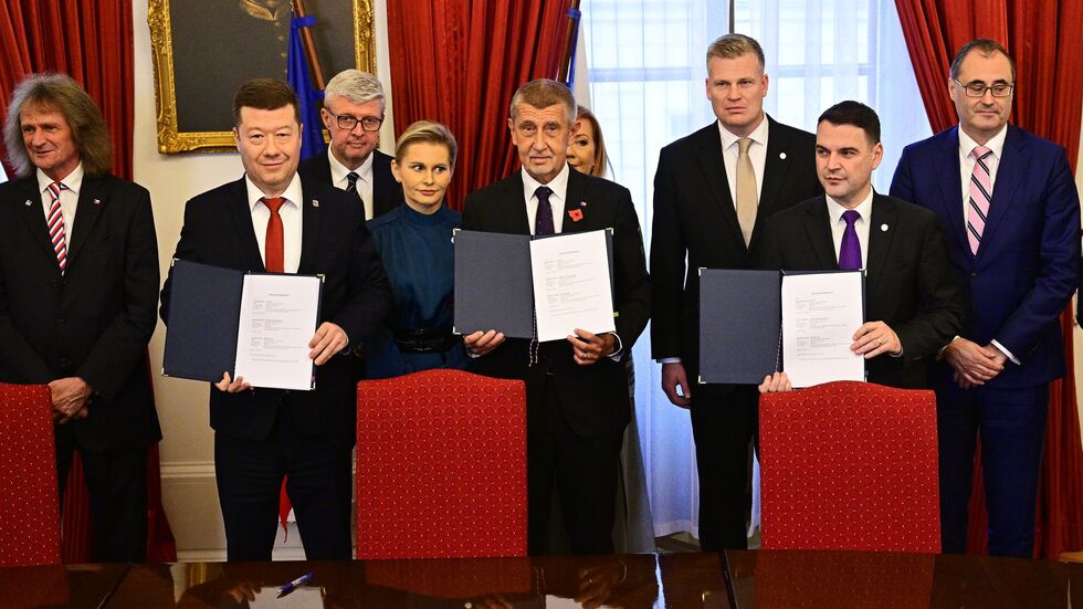 Andrej Babis (M), tschechischer Milliardär und Gründer der Partei ANO, stellt mit den Vorsitzenden der ultrarechten Freiheit und direkte Demokratie (SPD) und der Autofahrerpartei Motoristen einen Koalitionsvertrag vor.