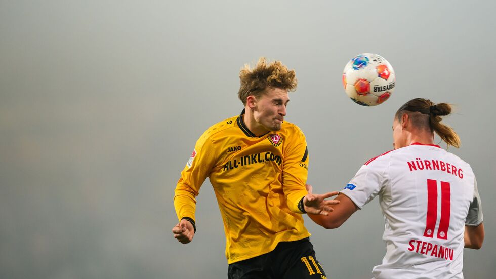 Dominik Kother (l, Dynamo Dresden) in Aktion gegen Artem Stepanov (1.FC Nürnberg).