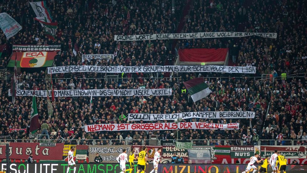 Klartext der Fans auf Plakaten gegen den neuen FCA-Kurs der Vereinsführung mit dem unerfahrenen Trainer Sandro Wagner.