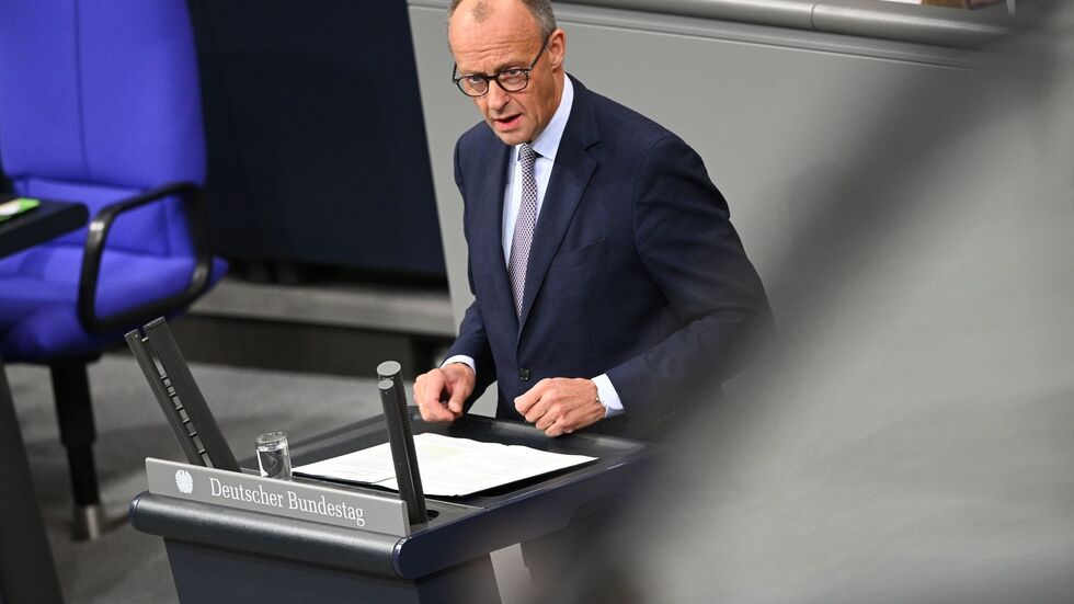 Bundeskanzler Friedrich Merz (CDU) äußert sich in seiner Regierungserklärung im Bundestag gleich zu Beginn zum in Ägypten unterzeichneten Gaza-Friedensplan von US-Präsident Donald Trump. 