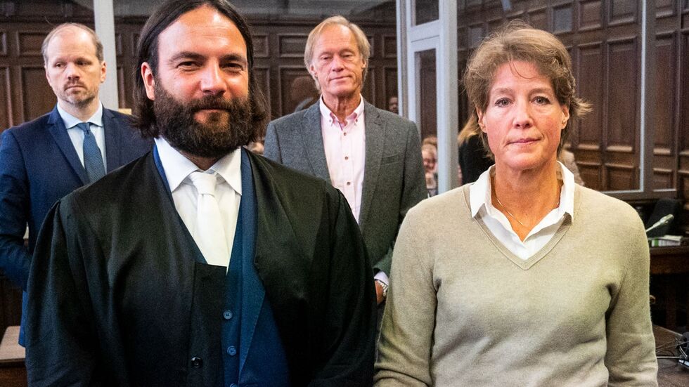 Die Angeklagte Block (rechts) steht vor Beginn des Verhandlungstags neben ihrem Anwalt im Gerichtssaal. Die Angeklagte Block (rechts) steht vor Beginn des Verhandlungstags neben ihrem Anwalt im Gerichtssaal.