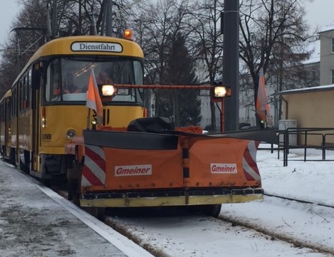 Schnee&shy;pflug der DVB zur Räumung von Strecken in Gorbitz und in der Südvor&shy;stadt.
