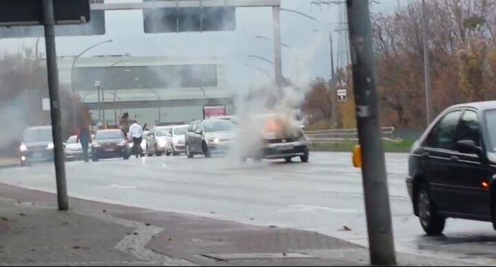 Auto geht während der Fahrt in Flammen auf Radio Dresden