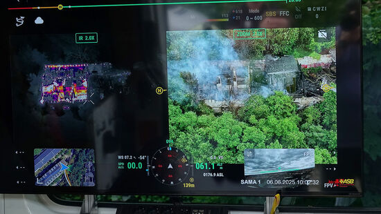 Unterstützung gibt es aus der Luft: Auch Drohnen sind im Einsatz.