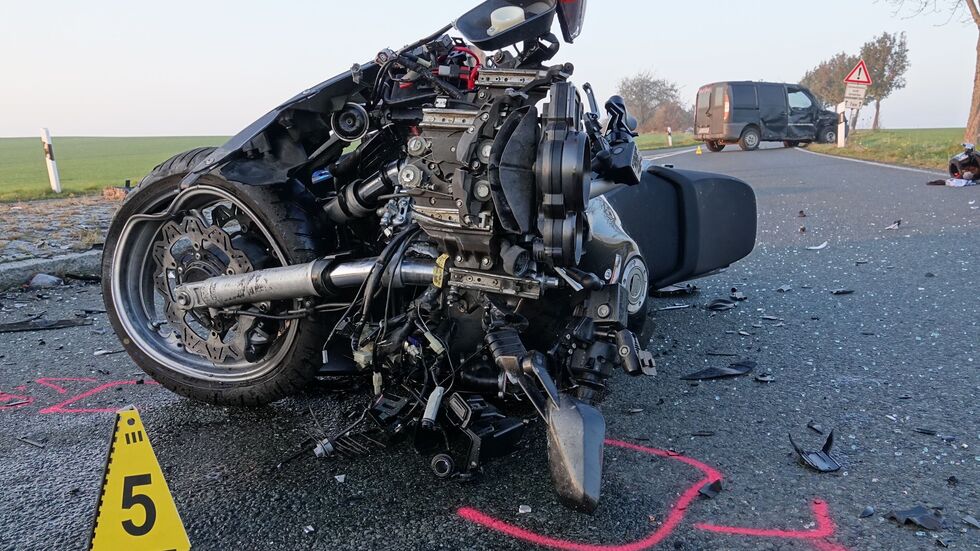 Der Biker und seine  Sozia überlebten den schlimmen Unfall nicht