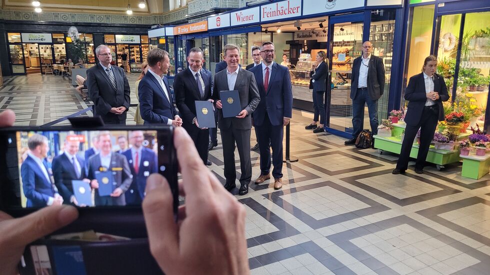 Vereinbarung unterzeichnet. v.l.n.r: Sachsens Ministerpräsident Michael Kretschner, Bundesverkehrsminister Volker Wissing und Bahnchef Richard Lutz, Sachsens Wirtschaftsminister Martin Dulig.