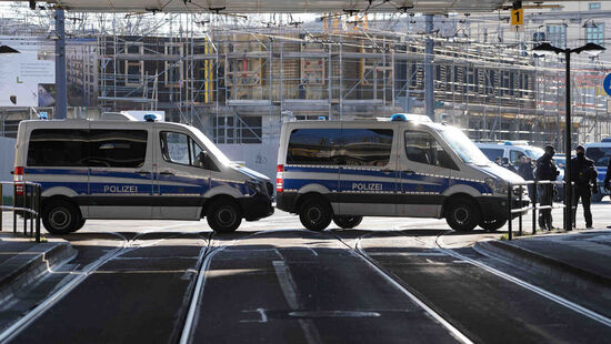 Polizeiwagen am Bahnhof Mitte in Dresden