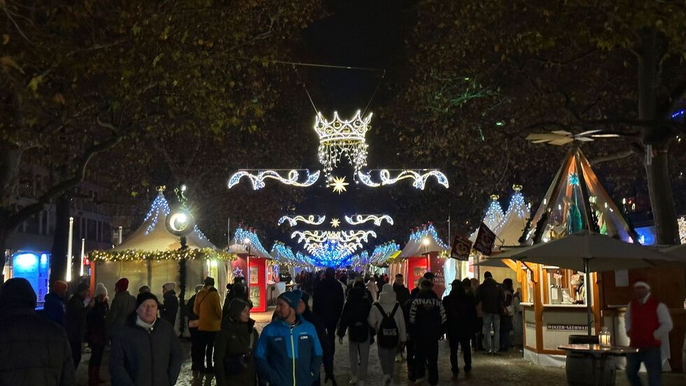 Mit vielen bunten Lichtern und Buden wurden die Gäste angelockt.