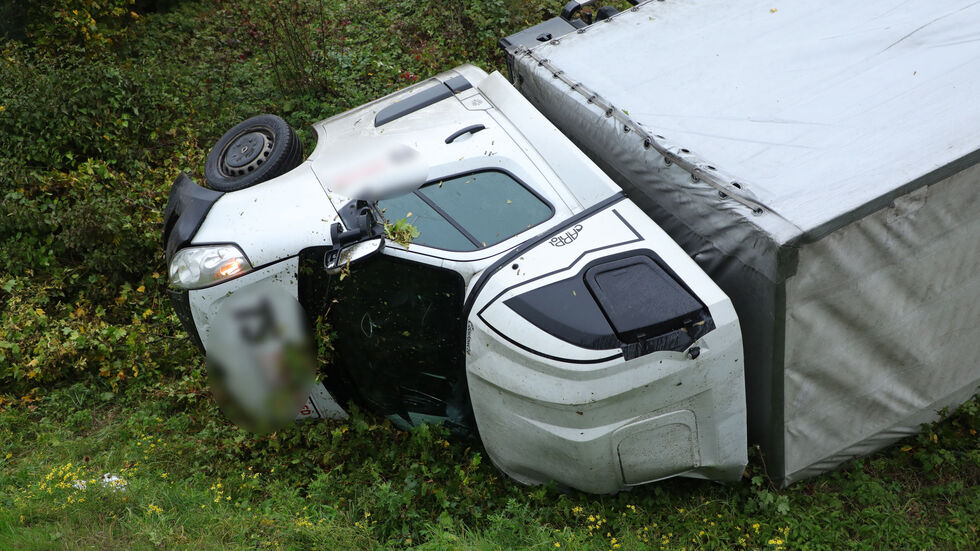 Der Autofahrer konnte sich zum Glück aus dem Wagen befreien - er wurde nur leicht verletzt.