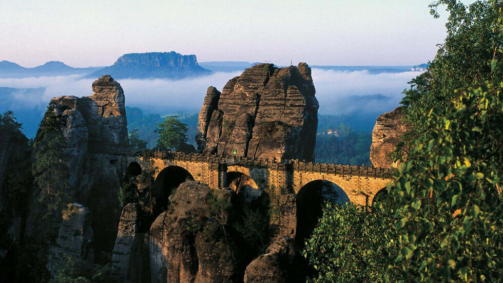 Die Schwedenlöcher befinden sich nahe der Bastei im Nationalpark Sächsische Schweiz. (Archivbild)