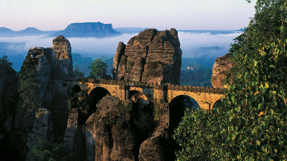Die Schwedenlöcher befinden sich nahe der Bastei im Nationalpark Sächsische Schweiz. (Archivbild)

