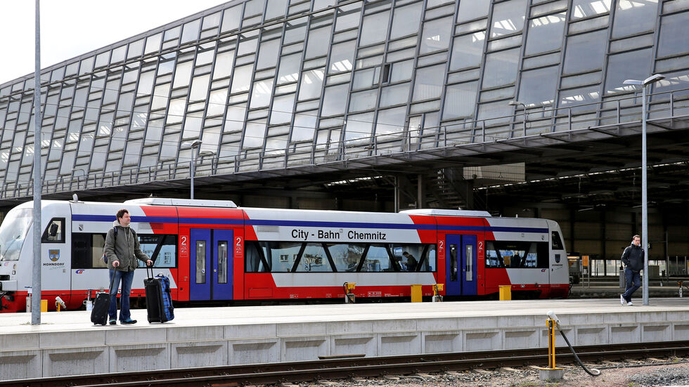 Dieseltriebwagen der City-Bahn im Hauptbahnhof Chemnitz Dieseltriebwagen der City-Bahn im Hauptbahnhof Chemnitz