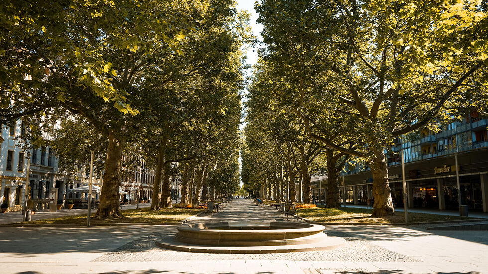 Die Hauptstraße ist Fußgängerzone. Trotzdem fahren oft Radfahrer rücksichtslos über die Flaniermeile