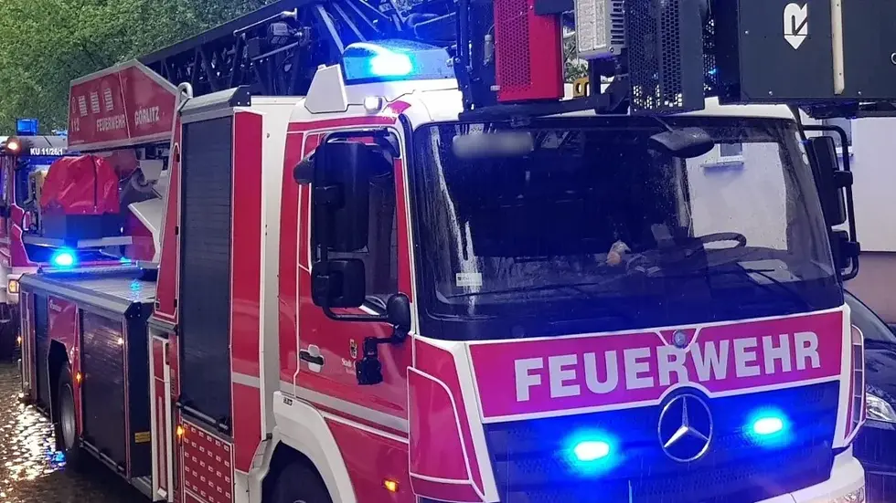 Mit so einem Drehleiter-Fahrzeug wurde der Feuerwehrmann geblitzt (Symbolbild). Mit so einem Drehleiter-Fahrzeug wurde der Feuerwehrmann geblitzt (Symbolbild).