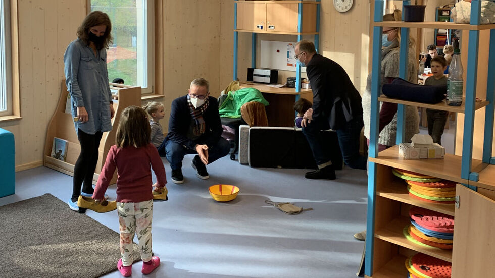 Einrichtungsleiterin Birgit Kluge (l.) und der Geschäftsleiter Sachsen der Outlaw Kinder- und Jugendhilfe, Dirk Luther (r.), freuen sich sehr über die gute Nachricht von Markus Reichel MdB. Aufgrund von Bauarbeiten in der Leubnitzer Straße ist die Kita derzeit in die Michaelangelostraße ausgelagert. Einrichtungsleiterin Birgit Kluge (l.) und der Geschäftsleiter Sachsen der Outlaw Kinder- und Jugendhilfe, Dirk Luther (r.), freuen sich sehr über die gute Nachricht von Markus Reichel MdB. Aufgrund von Bauarbeiten in der Leubnitzer Straße ist die Kita derzeit in die Michaelangelostraße ausgelagert.