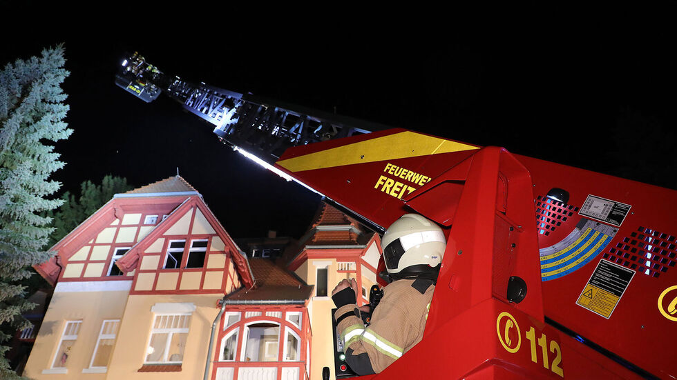 Das Feuer brach am späten Donnerstagabend in einer Praxis aus.