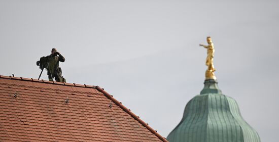 Ein Polizist beobachtet das Geschehen vom Dach aus.