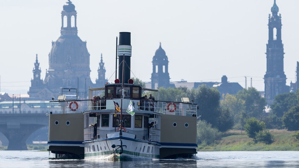 Der historische Schaufelraddampfer "Meissen" vor der Kulisse der Dresdner Altstadt.