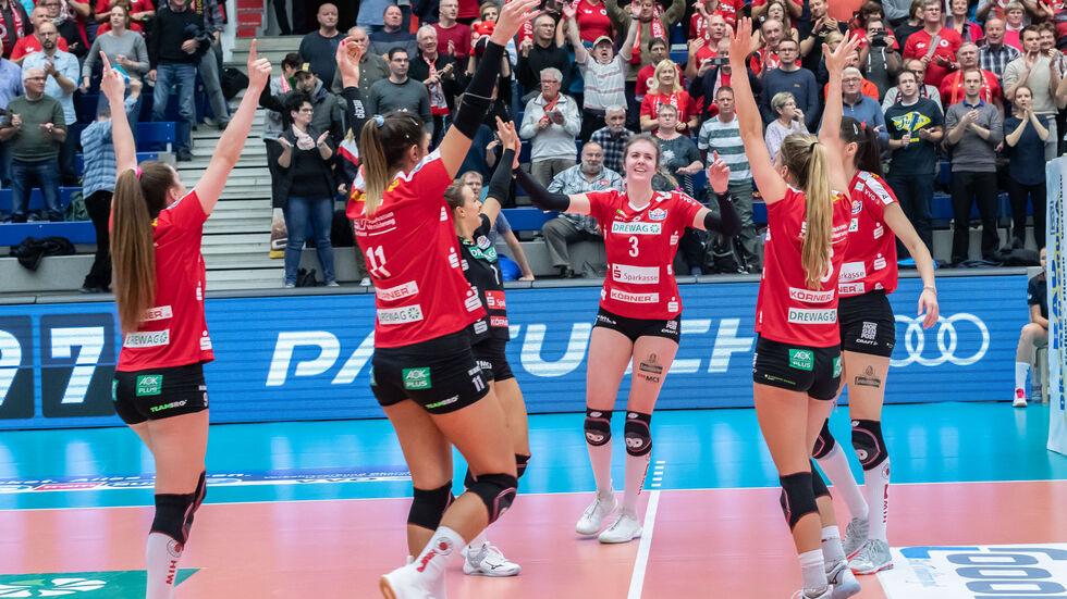 Die DSC-Volleyballerinnen feiern den 3:1-Heimsieg gegen Erfurt. Die DSC-Volleyballerinnen feiern den 3:1-Heimsieg gegen Erfurt.