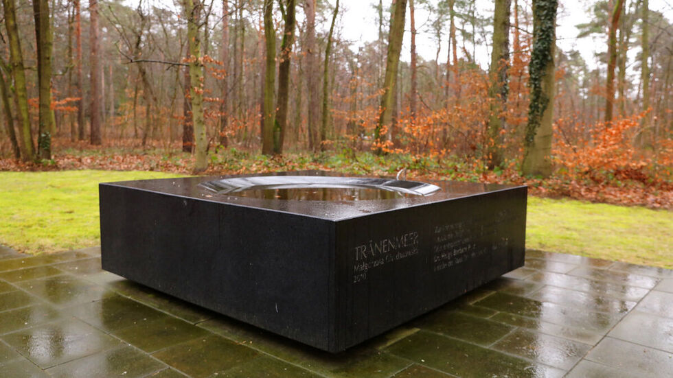 Das beschädigte Mahnmal "Trauerndes Mädchen am Tränenmeer" auf dem Heidefriedhof.
Das beschädigte Mahnmal "Trauerndes Mädchen am Tränenmeer" auf dem Heidefriedhof.
