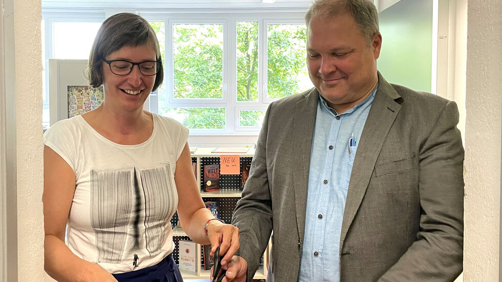 Die Leiterin der Städtischen Bibliotheken, Marit Kunis-Michel (l.) und Schuldirektor Steffen Müller bei der Eröffnung der Schulbibliothek.