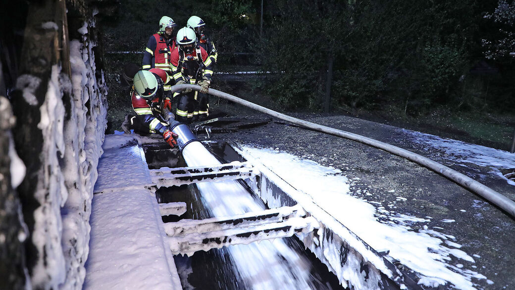 Die Feuerwehr musste den brennenden Kanal mit Schaum löschen