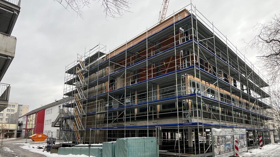 Der Anbau für 100 Schüler wird in Fertigbauweise hochgezogen