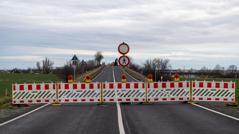 Auf der Bahnbrücke zwischen der Stadt Großenhain und der Gemeinde Priestewitz im sächsischen Landkreis Meißen stehen bereits Baumaschinen. Am Donnerstag startet der Abriss.