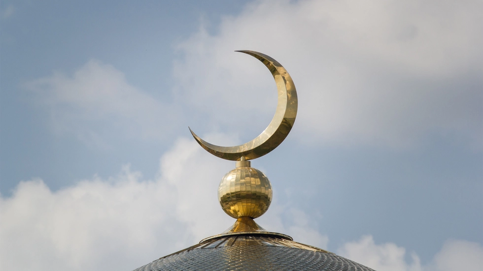 Der Halbmond steht über jeder Moschee (Symbolbild), soll in Dresden aber nicht in die Nähe von zwei Schulen