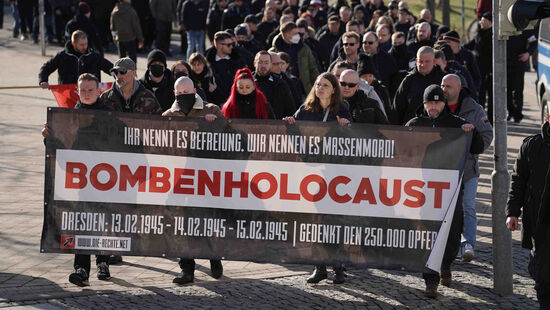 Der "Schweigemarsch" der Neonazis durch Dresden.
