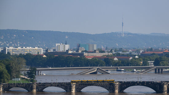 Das Hochwasser rund um die beiden Altstadt-Brücken.