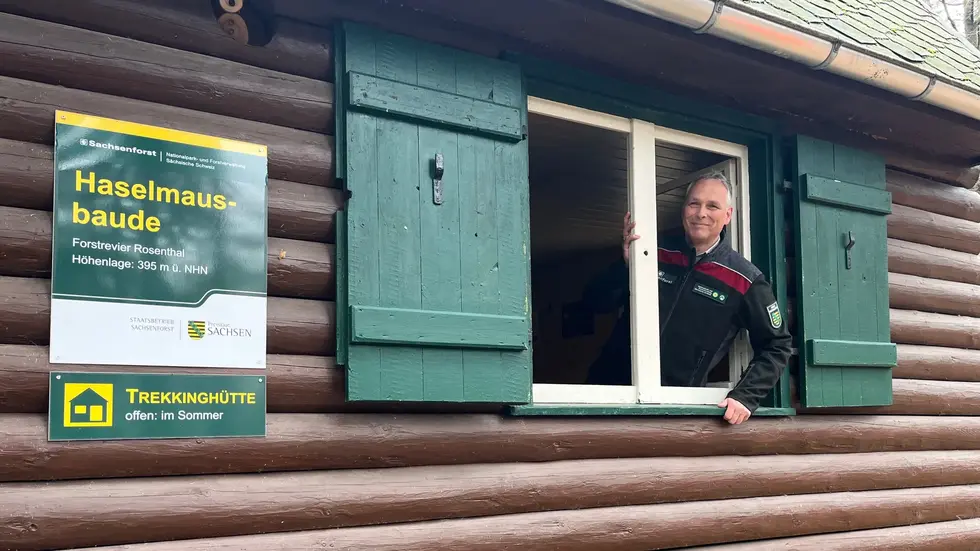 Sachsenforst-Revierleiter Uwe Borrmeister öffnete die Haselmaus-Bade am 1. April persönlich