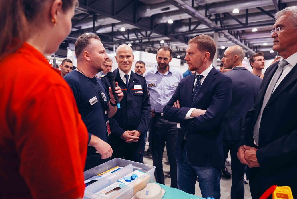 Auch Sachsens Ministerpräsident Michael Kretschmer besuchte den Stand der Feuerwehr Dresden.