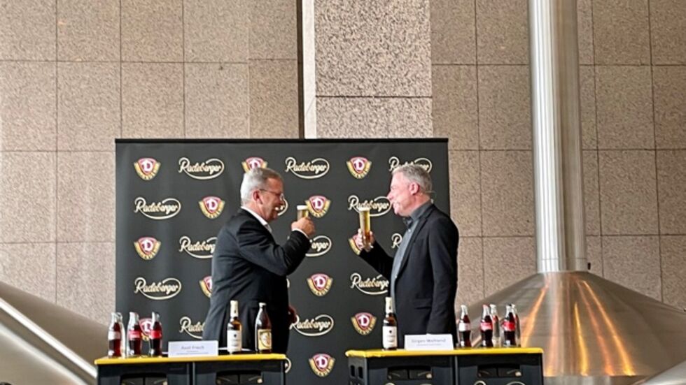 Radeberger-Chef Axel Frech und Dynamos Geschäftsführer Jürgen Wehlend stoßen auf die gemeinsame Zukunft an 