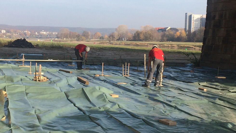 Der Aufbau des Gerüsts unter der Albertbrücke am Mittwochmittag.