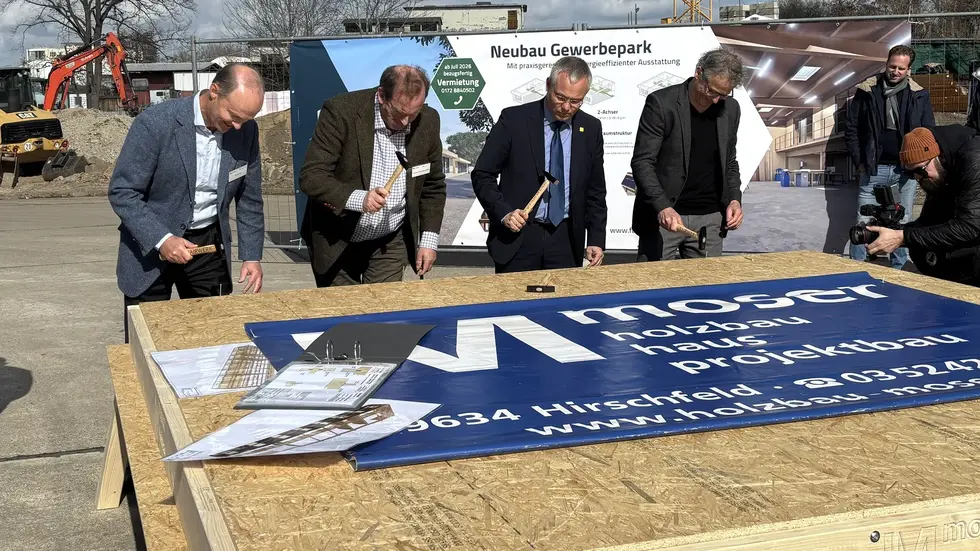 Donnerstag erfolgte der erste Hammerschlag und der Grundstein wurde gelegt 