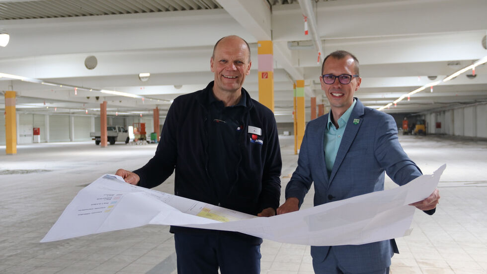 Peter Simmel und der Bannewitzer Bürgermeister Heiko Wersig begutachten die Baupläne Peter Simmel und der Bannewitzer Bürgermeister Heiko Wersig begutachten die Baupläne