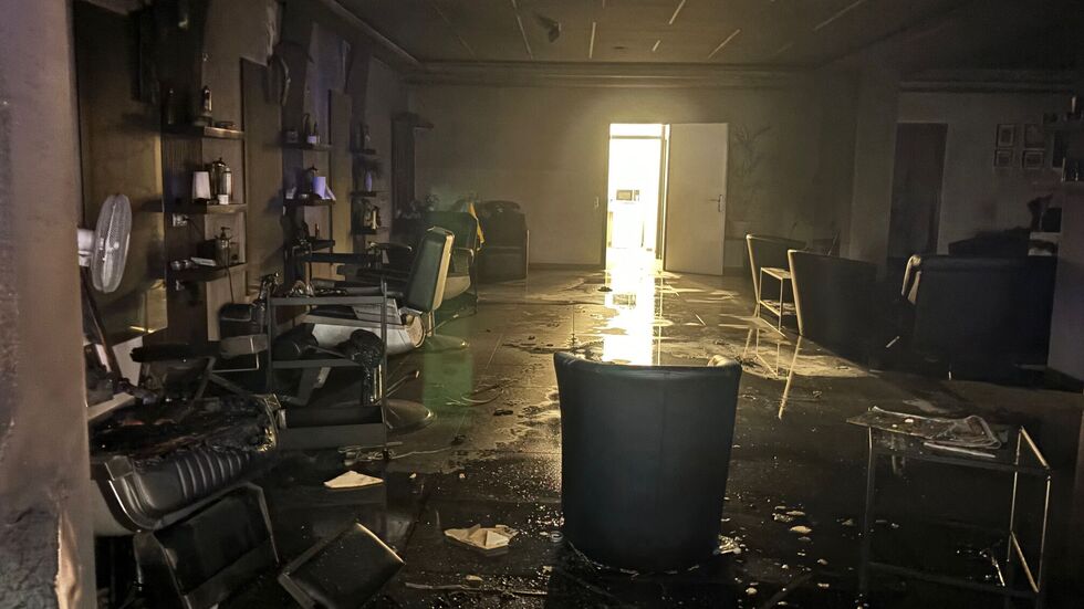 Blick in den Barbershop: Die Flammen wurden schnell gelöscht - die Höhe des Sachschadens ist noch unklar. Blick in den Barbershop: Die Flammen wurden schnell gelöscht - die Höhe des Sachschadens ist noch unklar.