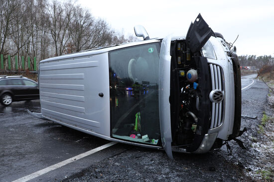 Ein Kleintransporter kam auf der A 13 ins Schleudern und kippte um.