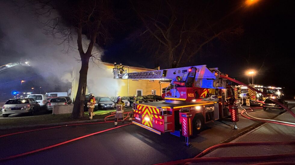 Beim Eintreffen der Feuerwehr schlugen Flammen aus dem Fenster Beim Eintreffen der Feuerwehr schlugen Flammen aus dem Fenster