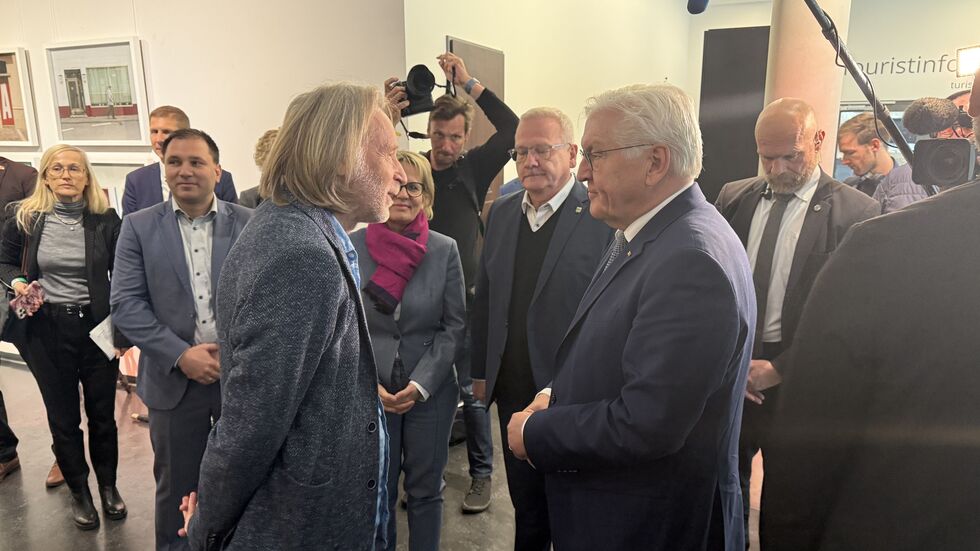 Bundespräsident Frank-Walter Steinmeier wird vom Leiter der Kulturfabrik Hoyerswerda begrüßt