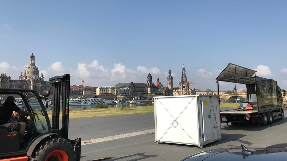 Am Königsufer  in Dresden haben am Montag die Aufbauarbeiten für die Filmnächte begonnen. Foto: Rocco Reichel
