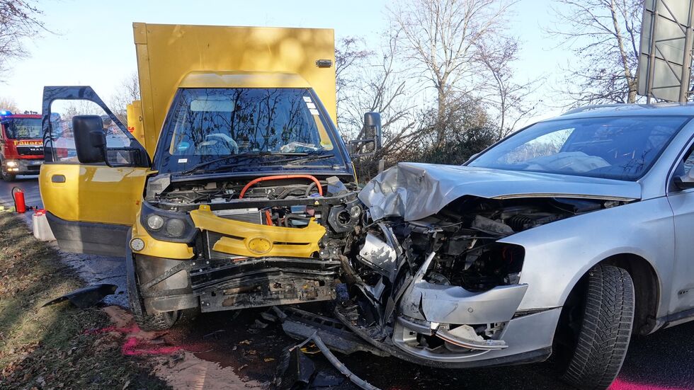 Beide Fahrer wurden verletzt ins Krankenhaus gebracht Beide Fahrer wurden verletzt ins Krankenhaus gebracht