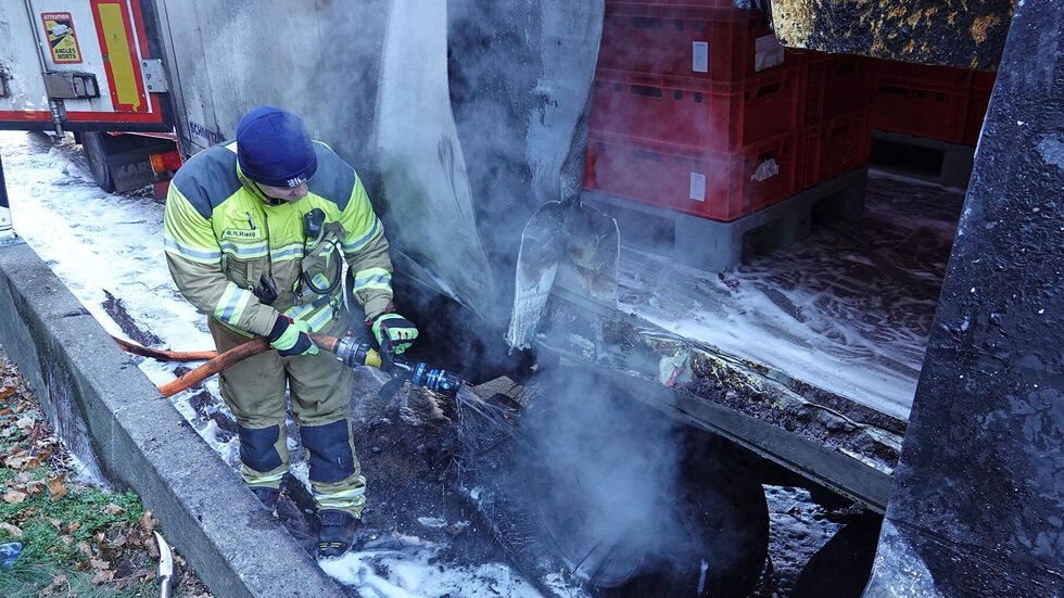 Die Feuerwehr bei den Löscharbeiten. Die Feuerwehr bei den Löscharbeiten.