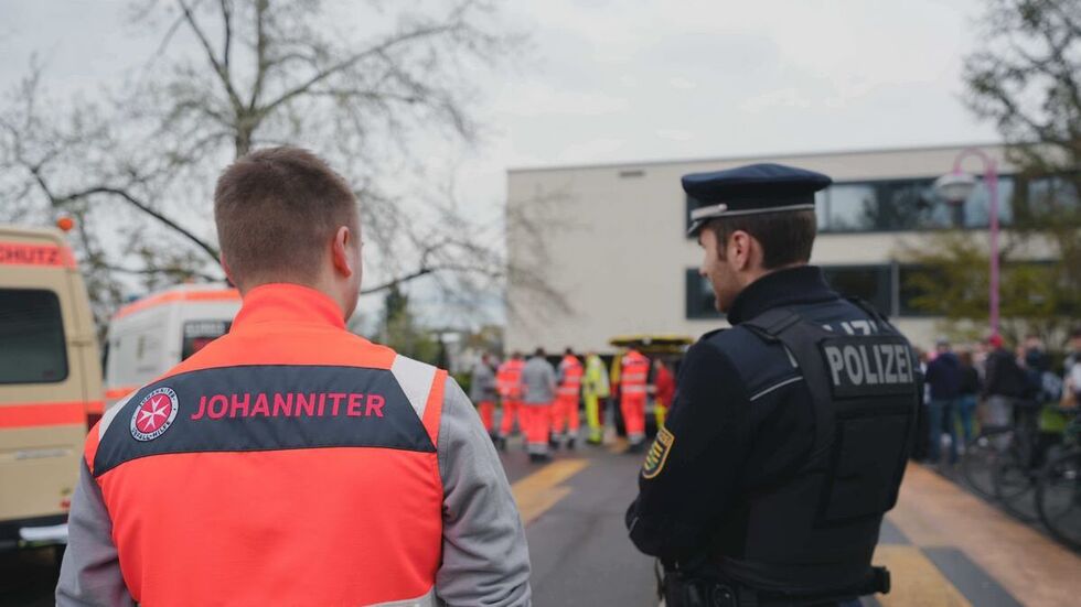 Notärzte, Sanitäter und ein Rettungshubschrauber rückten am Montag zur Schule an und kümmerten sich um die Verletzten.