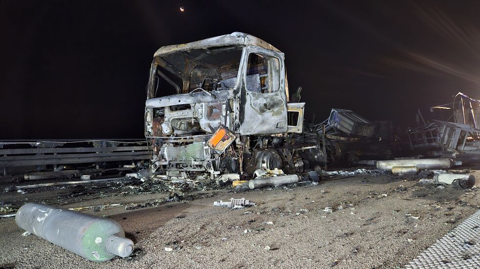 An der Unfallstelle liegen überall Trümmer. An der Unfallstelle liegen überall Trümmer.