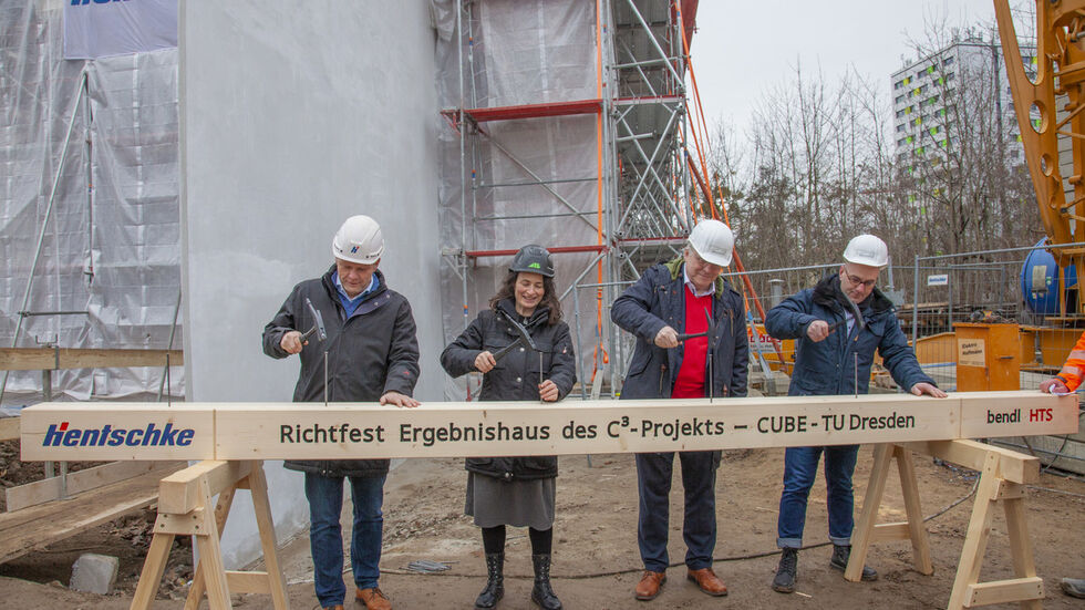 Projektleiter Jens Kretzschmar, Architektin Marén Kupke, Bauherr Manfred Curbach und Bauleiter Ludwig Pickert beim Richtfest im Februar 2022. (Archivbild)