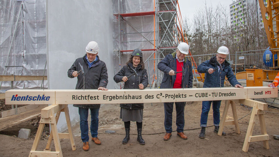Projektleiter Jens Kretzschmar, Architektin Marén Kupke, Bauherr Manfred Curbach, Bauleiter Ludwig Pickert (v.l.n.r) bei dem Richtfest.