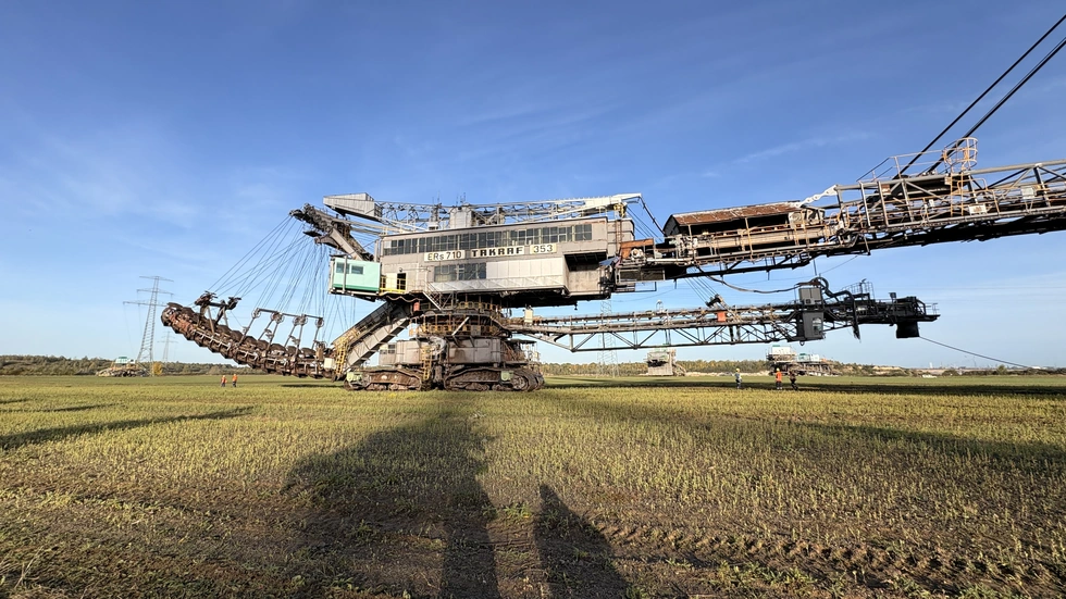 Knapp zwei Stunden später war es geschafft - der Bagger stand auf der anderen Seite der Straße. Knapp zwei Stunden später war es geschafft - der Bagger stand auf der anderen Seite der Straße.