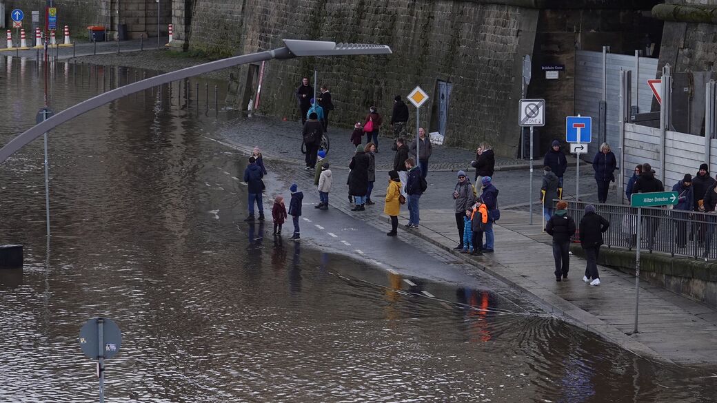 Hochwasser Elbe in Dresden {27.12.23)